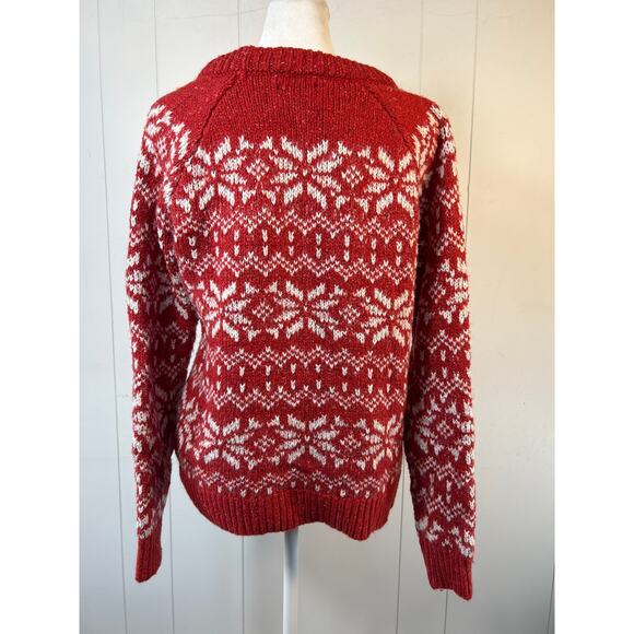 Abercrombie and Fitch Red and White Holiday Sweater in Size Medium - Picture 3 of 6